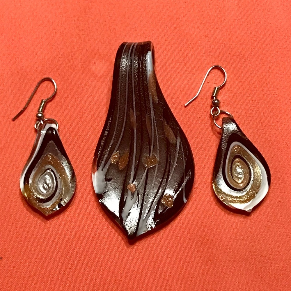 🔴 Glass Design Earrings and Matching Pendant